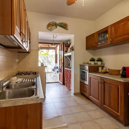 300m From The Sea - With Garden And Parking Apartment